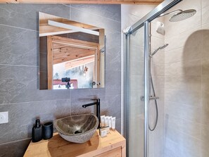 Dusj, hårføner og håndklær