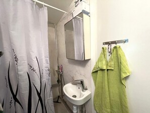 Bathroom - 3 Person Holiday Home in ABY (Aby)