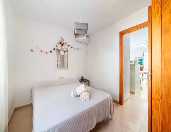 1 bedroom, bed sheets