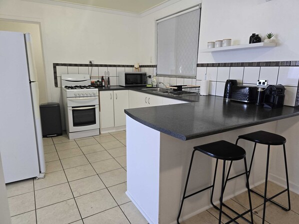 Refrigerador, microondas, horno, placa de cocina
