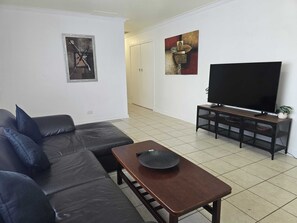 Smart TV, mesa de ping pong, libros
