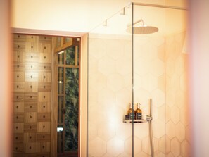 Designer-Toilettenartikel, Haartrockner, Bademäntel, Hausschuhe