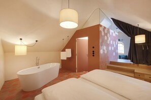 Penthouse, City View | Bathroom | Designer toiletries, hair dryer, bathrobes, slippers - Goldengel Suiten im Herzen von Kaltern (Caldaro Sulla Strada del Vino)