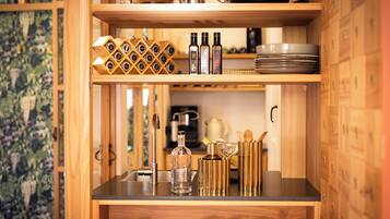 Una cocina con armarios de madera, un lavamanos de acero inoxidable y una bodega.