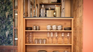 เครื่องชงกาแฟเอสเปรสโซ, เครื่องชงกาแฟ/ชา, ตู้เย็นเล็ก, เตาประกอบอาหาร