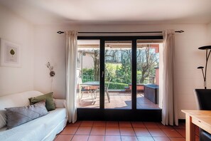 Apartamento, 1 habitación | Zona de estar | Televisión de pantalla plana de 32 pulgadas con canales por satélite