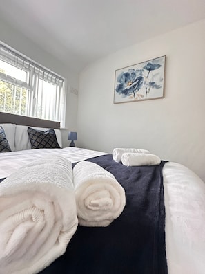 Room - Saunton 3 Bedroom and 1 Bathroom House (Hayes)