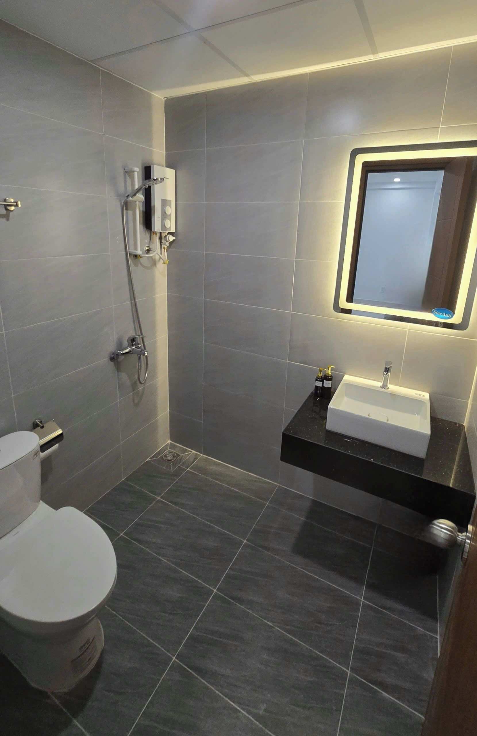 Ducha, pantuflas, toallas, jabón