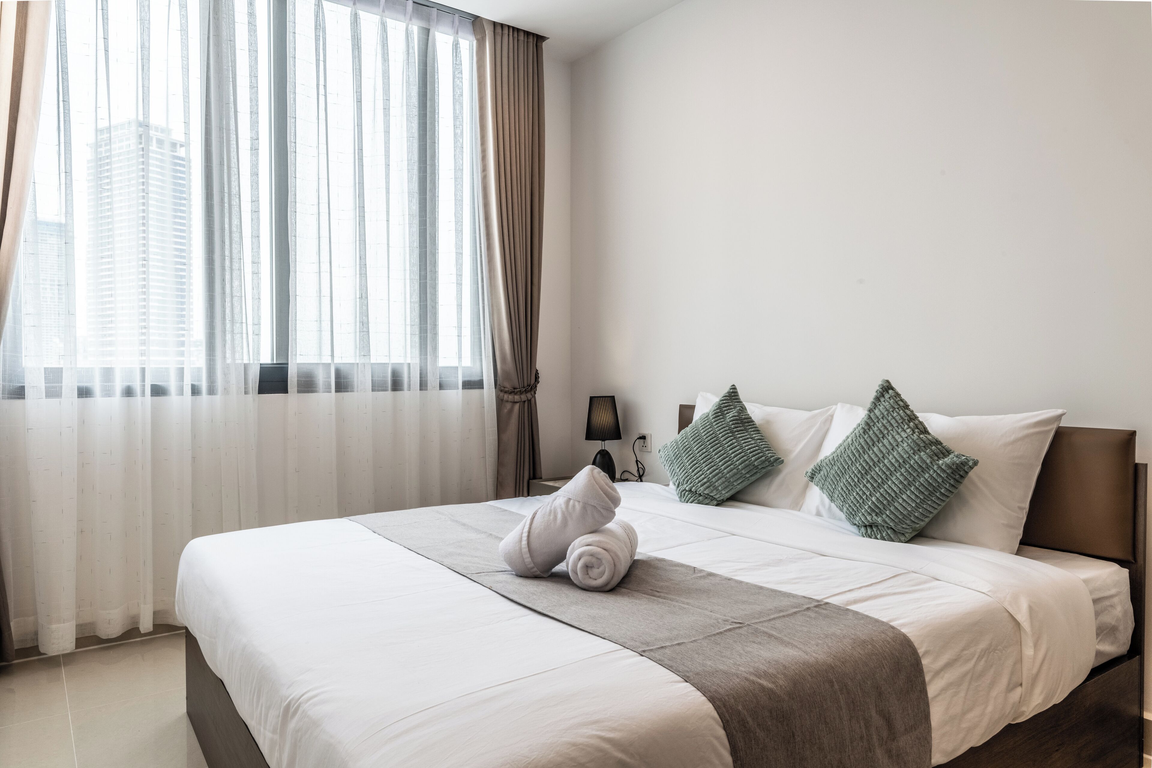 Kondominium Comfort, 1 Tempat Tidur Queen, pemandangan sungai | 1 kamar tidur, setrika/meja setrika, Wi-Fi gratis, dan seprai linen