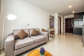 คอมฟอร์ทคอนโด, เตียงควีนไซส์ 1 เตียง, วิวแม่น้ำ | บริเวณนั่งเล่น | สมาร์ททีวี 43 นิ้ว พร้อมช่องดิจิตอล