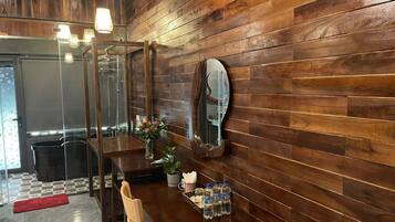 Regndusch, gratis toalettartiklar, hårtork och golvvärme