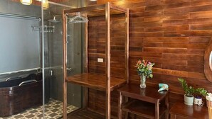Een regendouche, gratis toiletartikelen, een haardroger, pantoffels