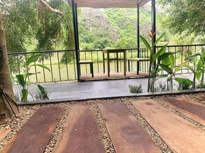 Basic Shared Dormitory | Hypo-allergenic bedding, desk, soundproofing, free WiFi - Trang An River Mountain Ecolodge (Hoa Lu)