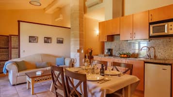 Apartemen Keluarga | Dapur pribadi | Mesin pembuat kopi/teh dan kursi makan untuk bayi