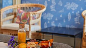 Daily buffet breakfast for a fee