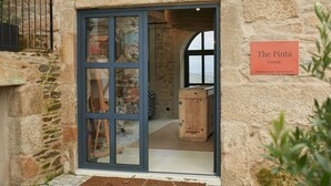 A stone building entrance with a sign for "The Pinta Lounge". - THE PINTA Boutique Hotel (Armamar)