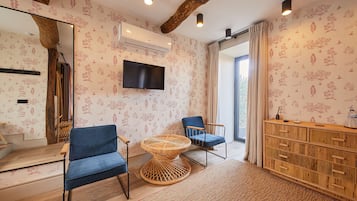 Habitación clásica doble, no fumadores | Baño | Ducha, cabezal de ducha tipo lluvia, secador de pelo y toallas
