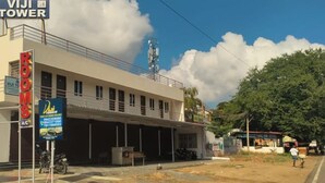 A building with a sign for 'VIJI TOWER' and 'ROOMS'. - Viji Towers Tiruvannamalai (Tiruvannamalai)