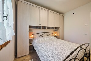 2 bedrooms, WiFi, bed sheets - VALENTINA MANSION 'SUNFLOWER HOUSE' (SANT' ANNA D ALFAEDO)