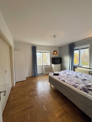 3 makuuhuonetta, työpöytä, ilmainen Wi-Fi, vuodevaatteet