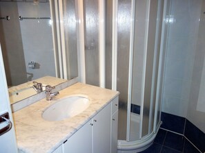 Apartment | Bathroom