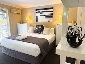 4 bedrooms, iron/ironing board, free WiFi, bed sheets - 22 Home Sweet Home Coastal Currambine (Currambine)