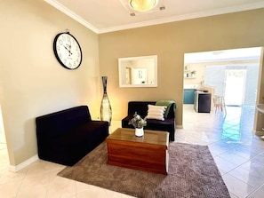 Smart TV, offices - 22 Home Sweet Home Coastal Currambine (Currambine)