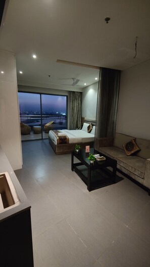 4 bedrooms, iron/ironing board, WiFi