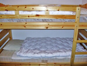 Apartment | 3 bedrooms, individually furnished, bed sheets