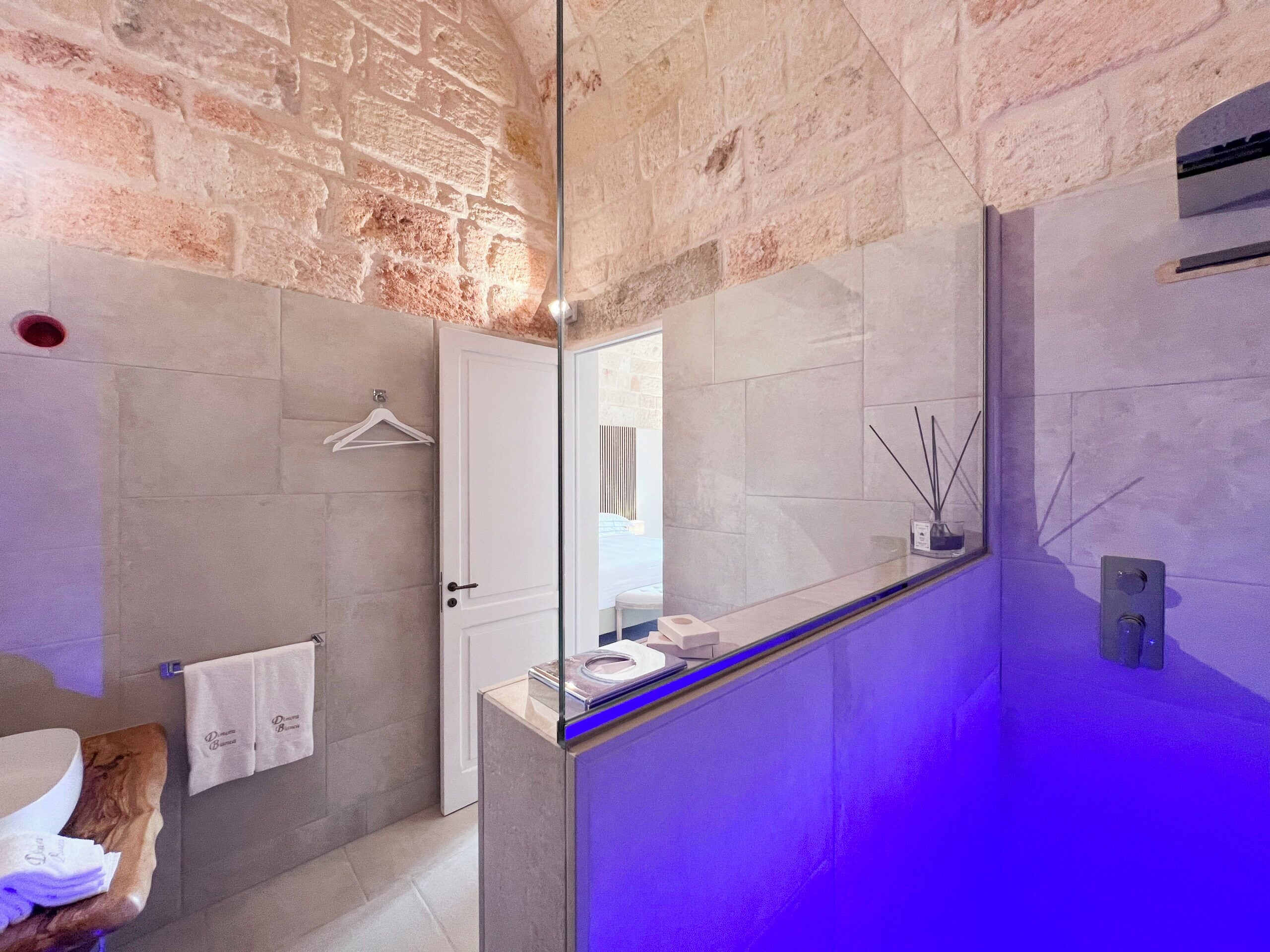 Phòng Suite Deluxe, ban công, quang cảnh thành phố | Phòng tắm | Bồn tắm và buồng tắm vòi sen riêng, máy sấy tóc, dép đi trong nhà 