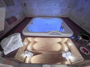Deluxe Suite, Balcony, City View | Private spa tub - Dimora Bianca Luxury (Conversano)