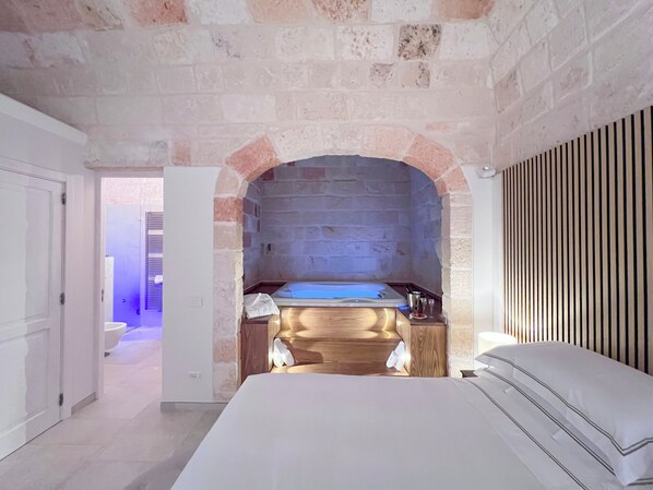 Deluxe Suite, Balcony, City View | 1 bedroom, minibar, in-room safe, desk