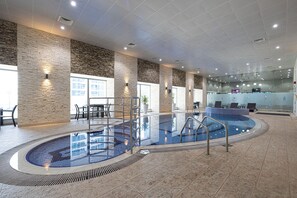 Indoor pool, outdoor pool - LUXURY NEWLY RENOVATED 4 BHK, Full Sea View , Marina , 5 min to beach (Dubai)