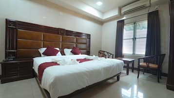Standard Studio Suite | Desk, laptop workspace, blackout drapes, iron/ironing board