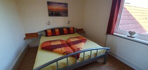 2 slaapkamers, een strijkplank/strijkijzer, gratis wifi, beddengoed