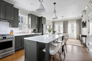 Fridge, microwave, oven, stovetop - Thomas Waring House | Sleeps 23 | Multi-Unit Rental (Charleston)