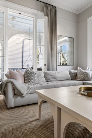 TV - Thomas Waring House | Sleeps 23 | Multi-Unit Rental (Charleston)