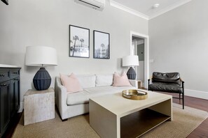 TV - Thomas Waring House | Unit B | Sleeps 4 (Charleston)