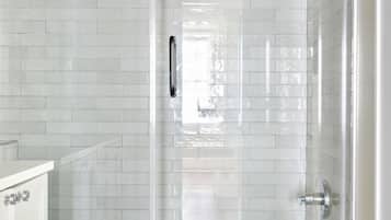 Bruser, hårtørrer, håndklæder, Shampoo