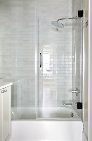 Shower, hair dryer, towels, shampoo - Thomas Waring House | Unit B | Sleeps 4 (Charleston)