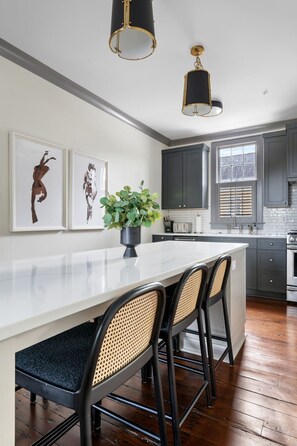 Fridge, microwave, stovetop, dishwasher