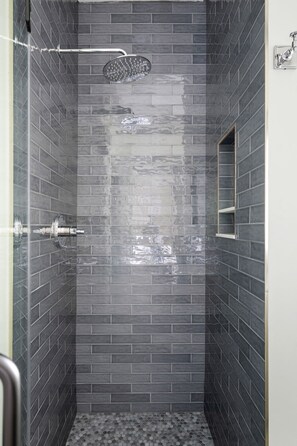 Een douche, een haardroger, handdoeken, shampoo