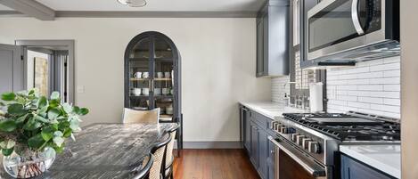 Réfrigérateur, four, plaque de cuisson, lave-vaisselle