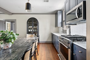 Fridge, oven, stovetop, dishwasher