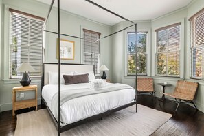 4 bedrooms, iron/ironing board, WiFi, bed sheets