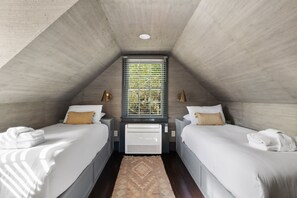 5 bedrooms, desk, iron/ironing board, WiFi