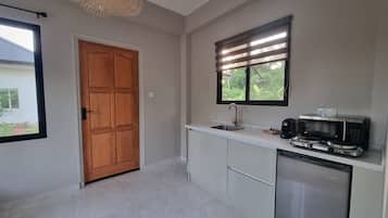 Appartement Confort, vue fleuve | Cuisine privée | Réfrigérateur, micro-ondes, plaque de cuisson, machine à expresso