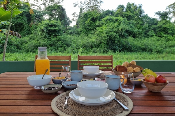 Desayuno continental diario (EUR 8 por persona)