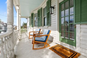 Terrace/patio - The Gardenia House | Sleeps 20 | Multi-Unit Rental (Charleston)