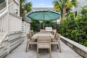 Outdoor dining - The Gardenia House | Sleeps 20 | Multi-Unit Rental (Charleston)